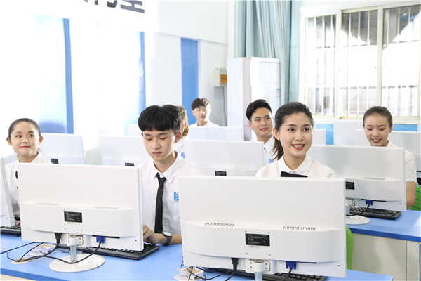 哈爾濱新華電腦學(xué)校