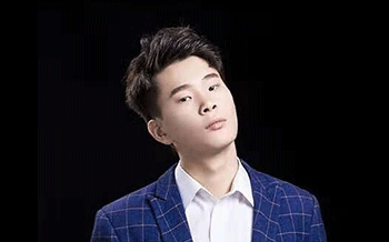 向家鄉捐贈20萬！此刻他竟然有些手抖…