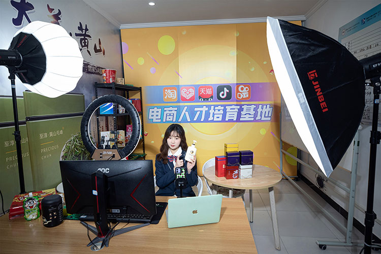 引領(lǐng)未來商業(yè)潮流，新華電腦學(xué)校新媒體電商專業(yè)助你迎接行業(yè)機(jī)遇