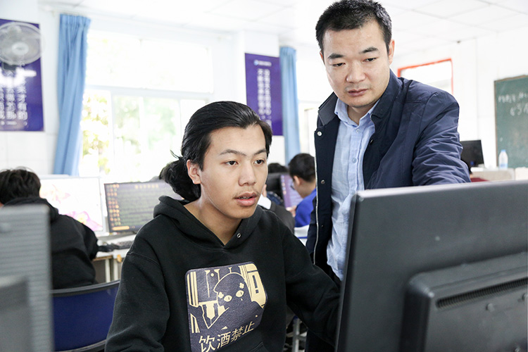 圖六、指導老師幫助整理資料.jpg