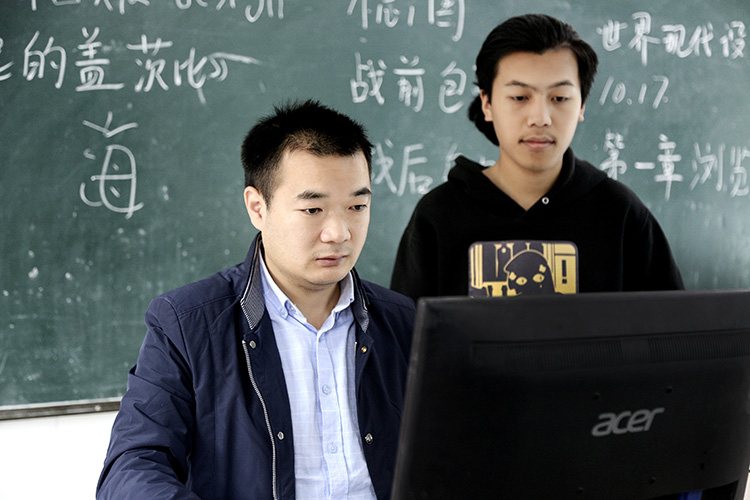 圖八、博文和指導老師交流討論.jpg